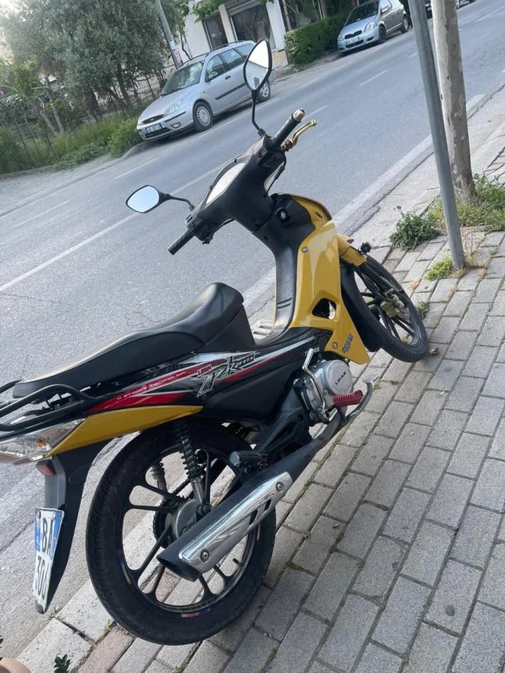 Tirane, Shitet Lifan 110-126cc Benzin, e verdhë manuale Klima 34.000 km 62.000 lek