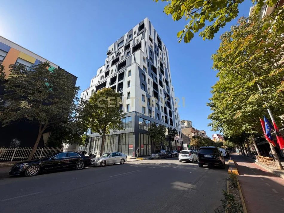 Tirane, jepet me qera zyre Kati 4, 107 m² 900 € (Qender)