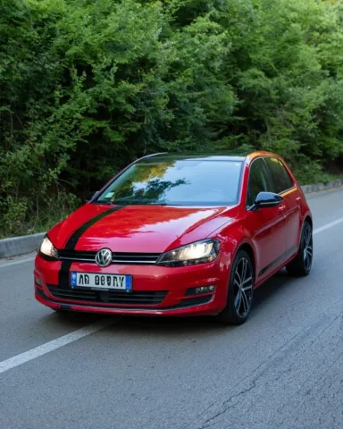 Tirane, shes makine Voltswagen Nafte, e kuqe automatik 176.000 km 8900 €