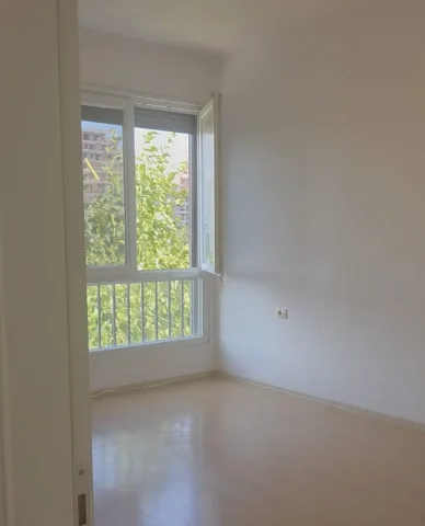 Tirane, jepet me qera ambjent biznesi Kati 2, 70 m² 450 € (Rruga 5 Maji)