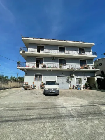 Tirane, jepet me qera magazine Kati 0, 300 m² 2.000 € (SHESHI SHQIPONJA)