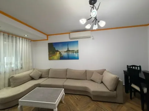 Tirane, jepet me qera apartament 2+1+Ballkon Kati 3, 69 m² 600 € (21 Dhjetori, Tiranë)