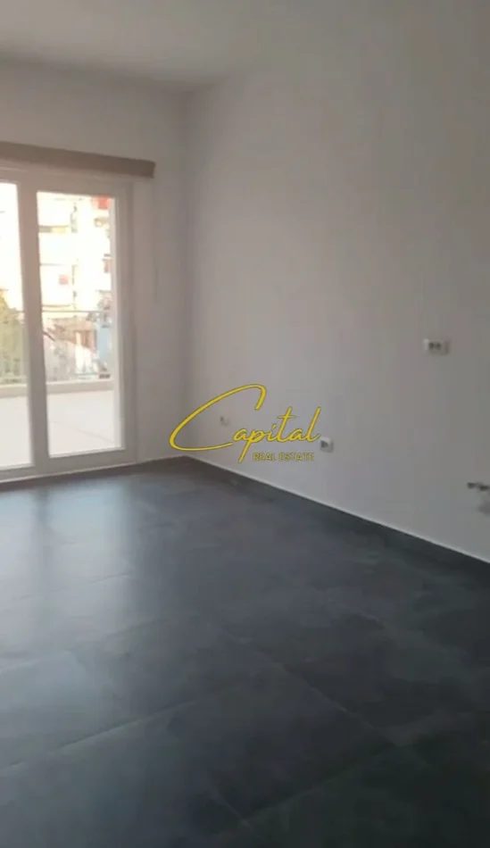 Tirane, jepet me qera ambjent biznesi Kati 1, 95 m² 1.000 € (ZOGU I ZI)
