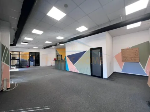 Tirane, jepet me qera ambjent biznesi Kati 7, 191 m² 2.200 € (Rruga e Dibres)