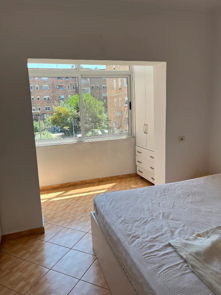 Tirane, jepet me qera apartament 1+1 Kati 2, 65 m² 400 € (Xhamlliku prane UET)