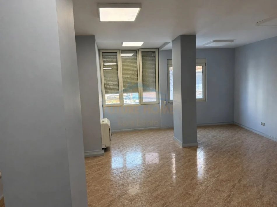 Tirane, jepet me qera ambjent biznesi Kati 1, 59 m² 500 € (Pazari i Ri)