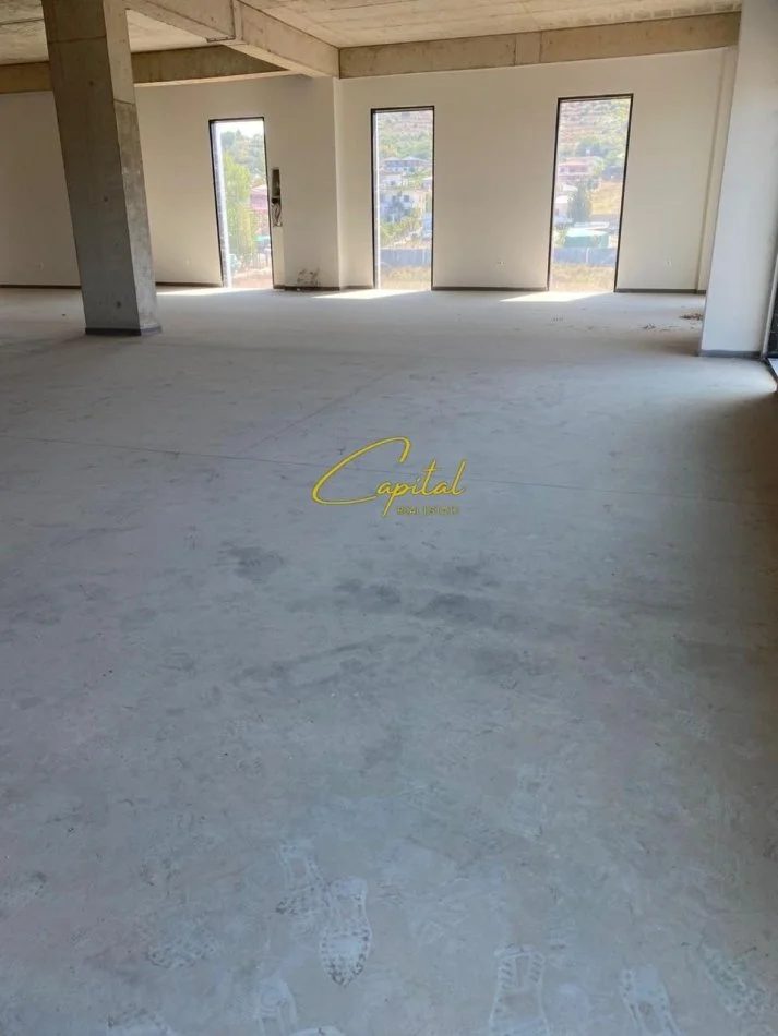 Tirane, jepet me qera ambjent biznesi Kati 2, 950 m² 2.000 € (VAQARR)