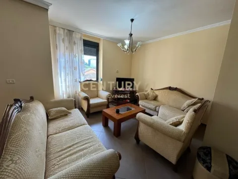 Tirane, jap me qera RRUGA E BOGDANEVE, APARTAMENT 3+1+2 PER QIRA 800 €