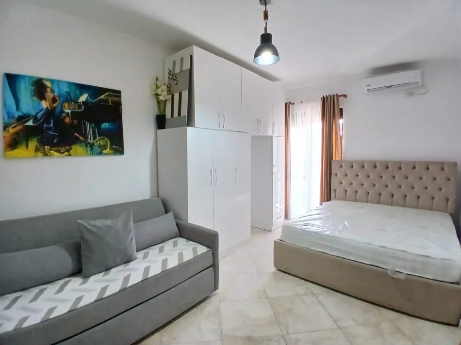 Tirane, jepet me qera garsonier 1+1 Kati 3, 40 m² 500 € (RRUGA E BARRIKADAVE)