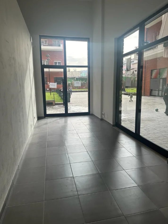 Tirane, shitet dyqan Kati 0, 29 m² 75.000 € (Rruga Bedri Karapici, Kompleksi Golden Park)