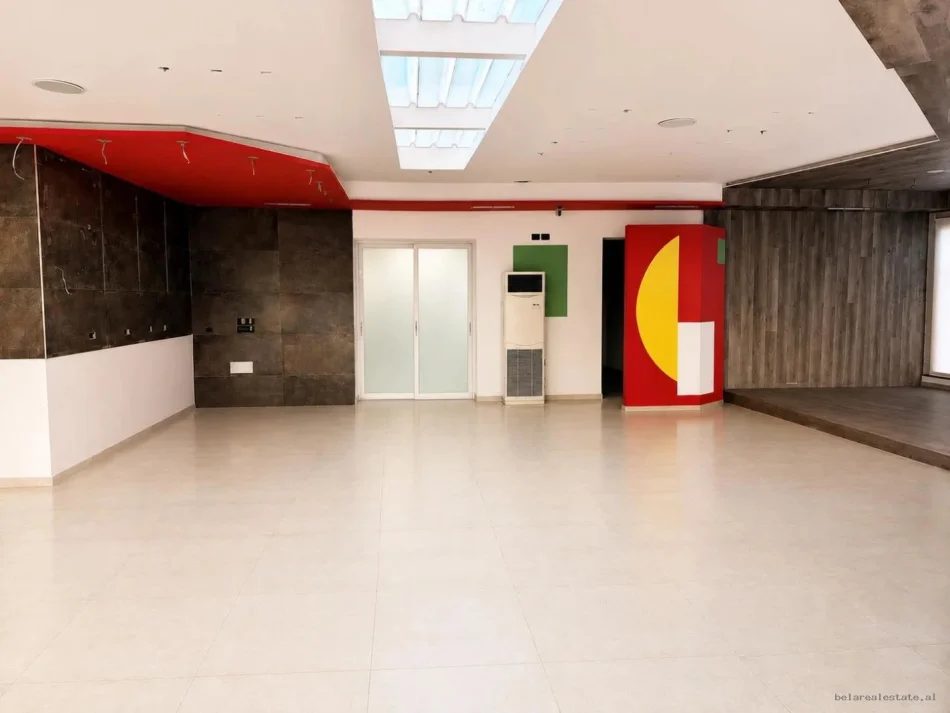 [BZ21048] Tirane, jepet me qera zyre Kati 0, 200 m² 3.100 €