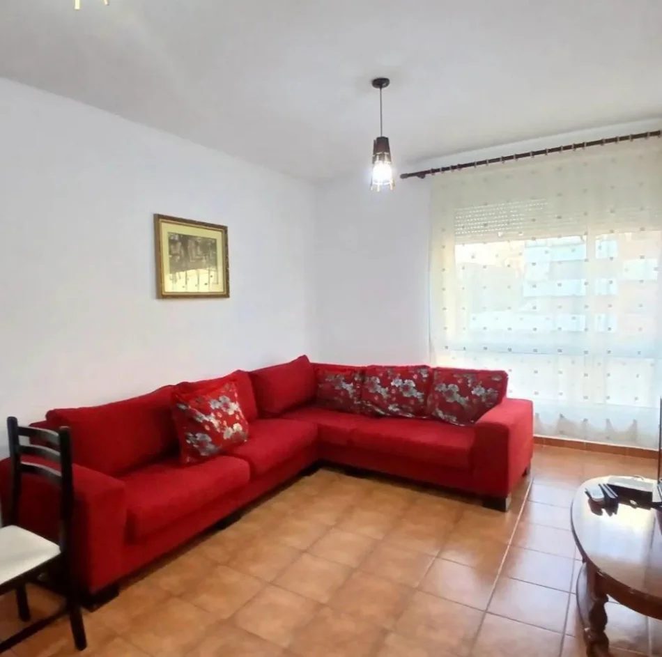 Tirane, jepet me qera apartament 1+1 Kati 3, 67 m² 500 € (PAZARI I RI)