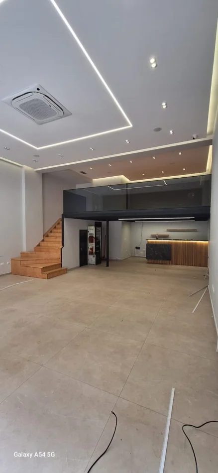 Tirane, jepet me qera ambjent biznesi Kati 0, 110 m² 1.000 € (Rruga 5 Maji)