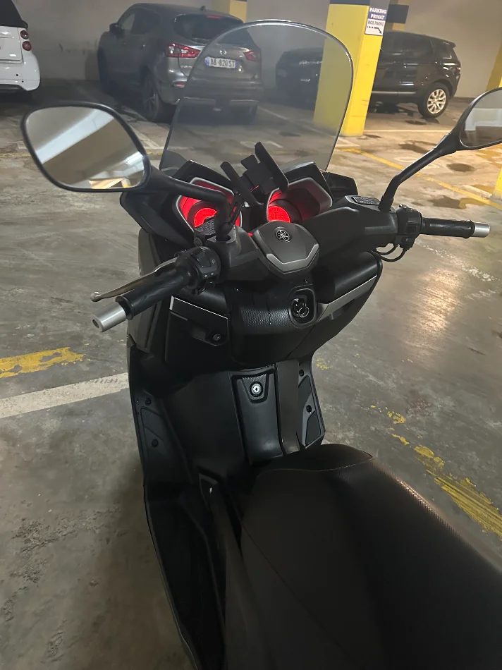Tirane, shitet Scooter Yamaha , gri e erret 40.860 km 3.000 €