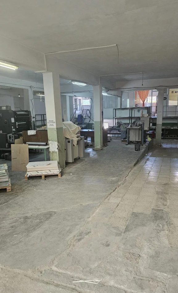 Tirane, jepet me qera magazine Kati 1, 600 m² 2.000 € (Sauk i Ri)