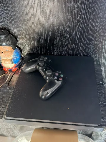 Shitet PS4 ne gjendje shum te mire