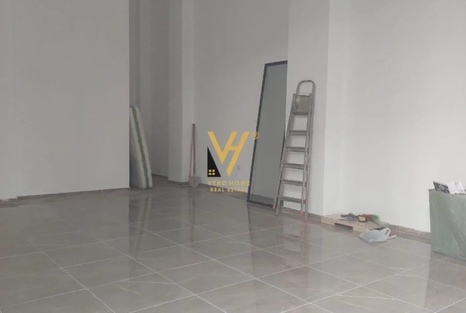 Tirane, shitet dyqan Kati 0, 63 m² 126.000 € (MEDRESEJA)