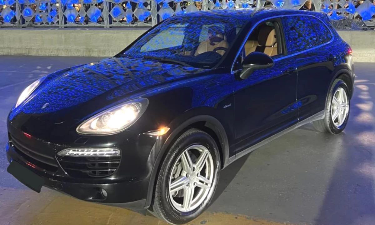 Makine me qera Porsche Cayenne – 3.0 Diesel duke filluar nga 100 euro dita