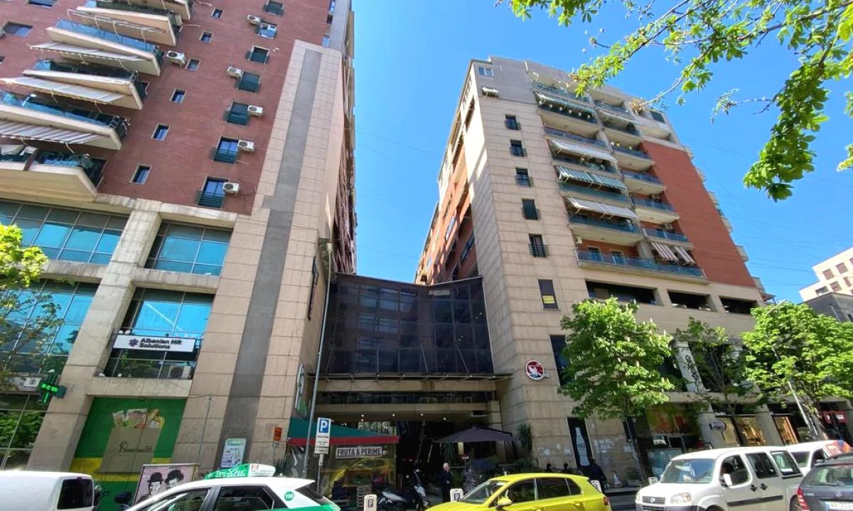 SHITET : Ambient Biznesi📍Qendra Galeria (Rruga e Barrikadave) - 179,000Euro - S.68m2 - Kati.2 || Mundesi shume e mire In