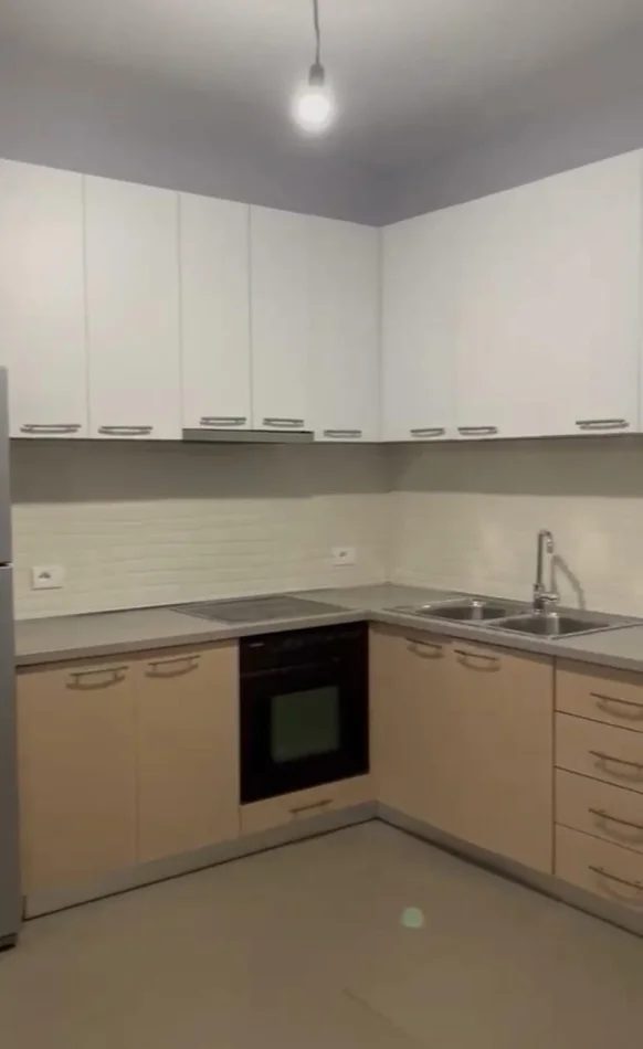 Tirane, jepet me qera apartament 2+1 Kati 8, 138 m² 450 € (Yzberisht)