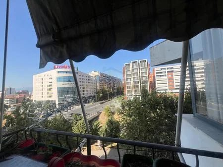 Tirane, jepet me qera apartament 2+1+Ballkon Kati 5, 93 m² 600 € (Pallati me shigjeta)