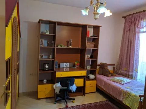 Shitet komplet dhome gjumi për fëmijë– 10.000 lekë
