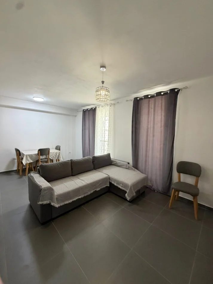 Tirane, jepet me qera apartament 3+1 Kati 3, 116 m² 650 € (Rruga 5 Maji)