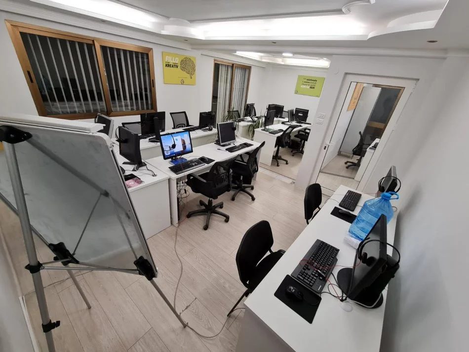Tirane, jepet me qera zyre Kati 1, 120 m² 950 € (BLLOKU PRANE LSI)