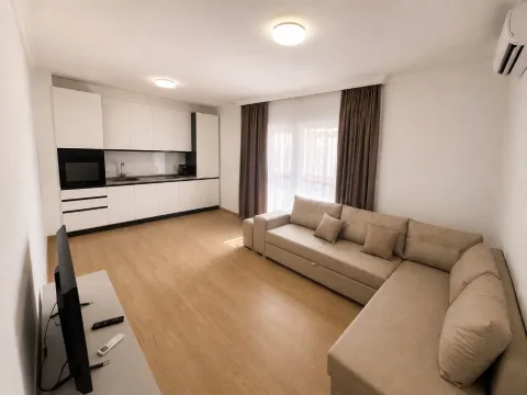 Me Qera: 2+1+2wc & 1 Ballkon | 90m2 (kati 3) 📍Qendër/ Përballë Toptanit | 100 % E Re 🔥 1,000 Euro/Muaj