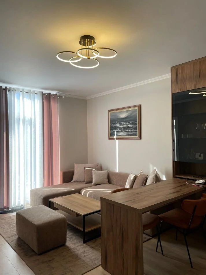 Tirane, jepet me qera apartament 2+1+Ballkon Kati 4, 90 m² 500 € (YZBERISHT)