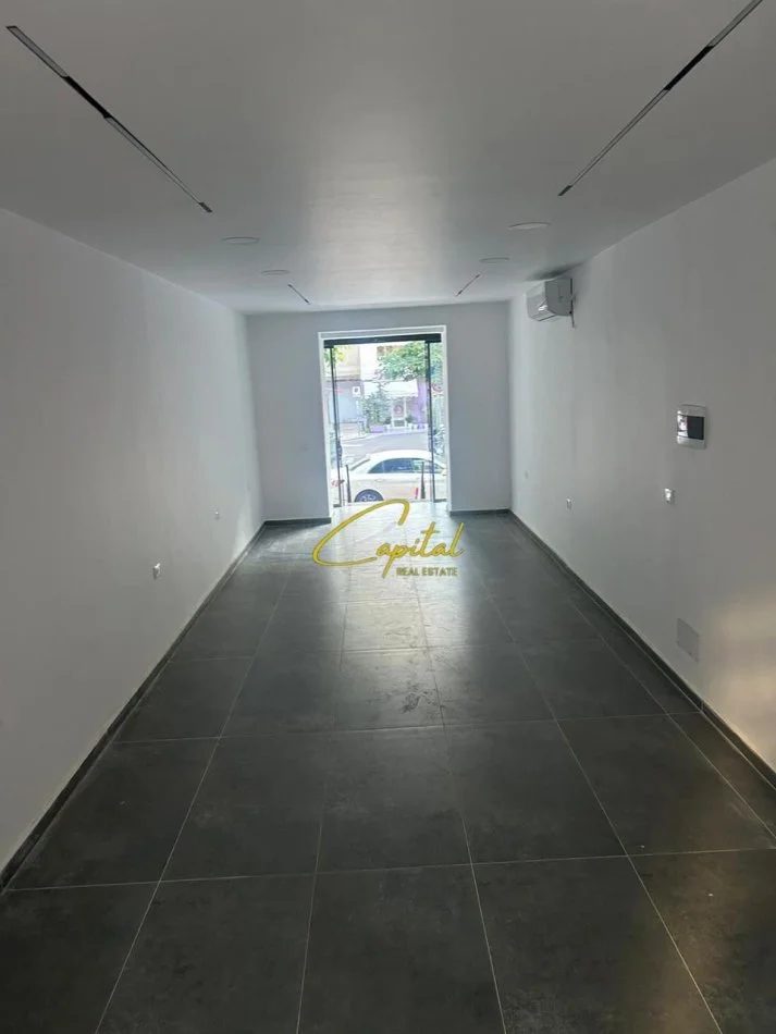 Tirane, jepet me qera dyqan Kati 0, 50 m² 1.100 € (RRUGA E BARRIKADAVE)