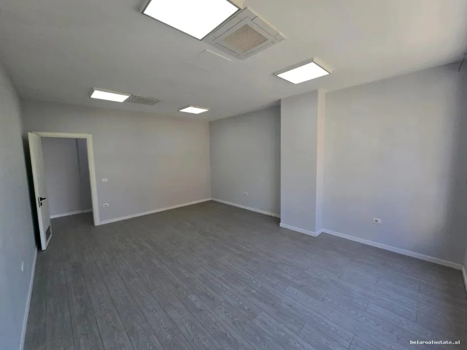 Tirane, jepet me qera zyre Kati 2, 400 m² 5.200 € (rruga e dibres)