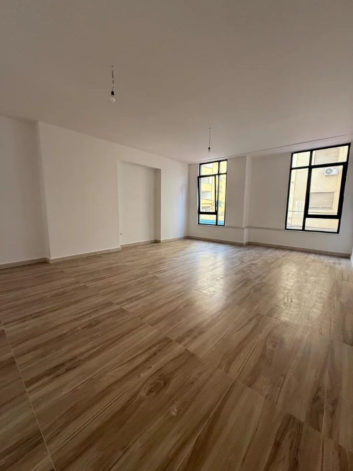 Tirane, jepet me qera zyre Kati 1, 82 m² 1.500 € (QENDER)