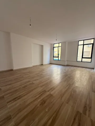 Tirane, jepet me qera zyre Kati 1, 82 m² 1.500 € (QENDER)