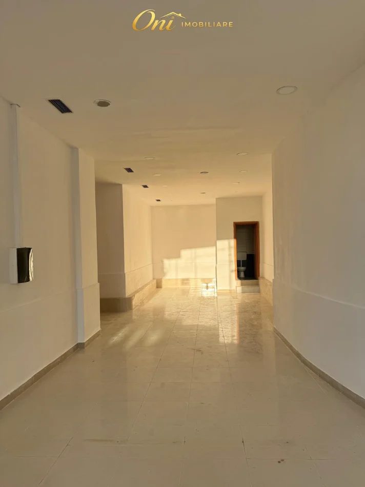 Tirane, jepet me qera dyqan Kati 0, 105 m² 850 € (PRANE AMBASADES AMERIKANE)