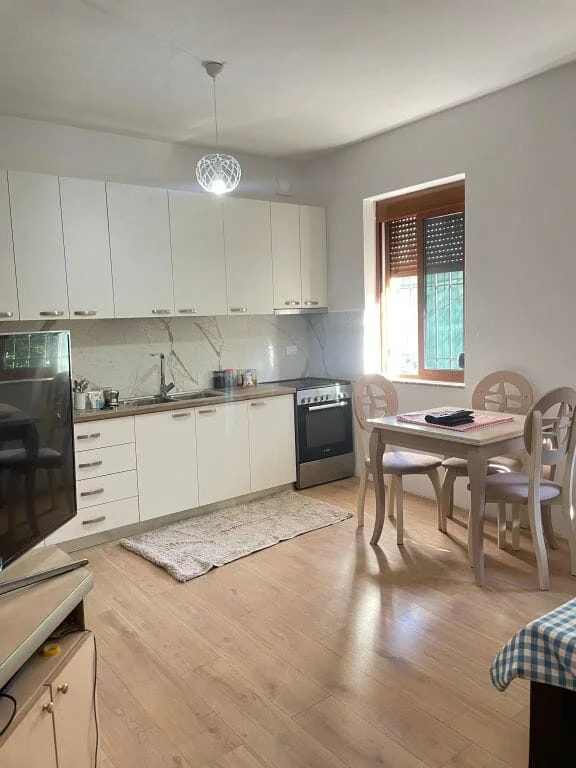 Tirane, jepet me qera apartament 2+1 Kati 1, 120 m² 500 € (Selitë)