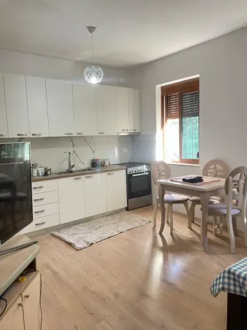 Tirane, jepet me qera apartament 2+1 Kati 1, 120 m² 500 € (Selitë)