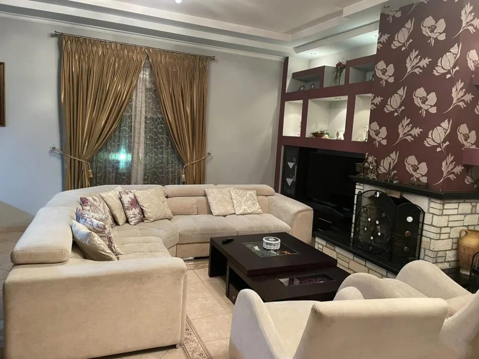 Tirane, jepet me qera apartament 3+1 Kati 2, 220 m² 800 € (Sauk i Vjetër)