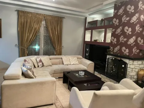 Tirane, jepet me qera apartament 3+1 Kati 2, 220 m² 800 € (Sauk i Vjetër)