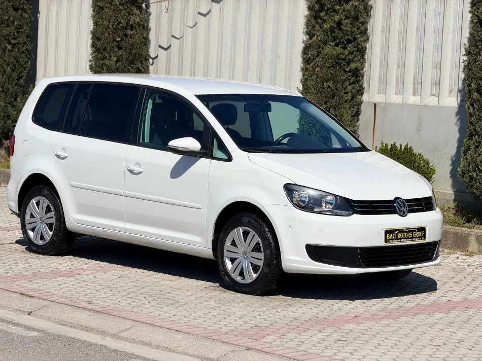 Durres, shitet makine VOLKSWAGEN TOURAN 2.0 Nafte, e bardhë automatik Klima