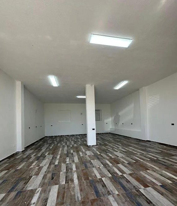 Tirane, jepet me qera magazine Kati 1, 117 m² 500 € (Kodra E. Priftit)