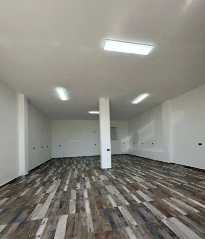 Tirane, jepet me qera magazine Kati 1, 117 m² 500 € (Kodra E. Priftit)