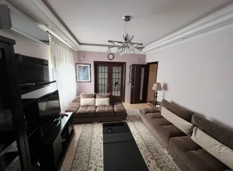 Tirane, jepet me qera apartament 3+1 Kati 5, 118 m² 800 € (KODRA E DIELLIT)