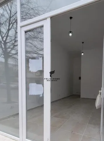 Tirane, jepet me qera dyqan Kati 0, 30 m² 900 € (21 DHJETORI)