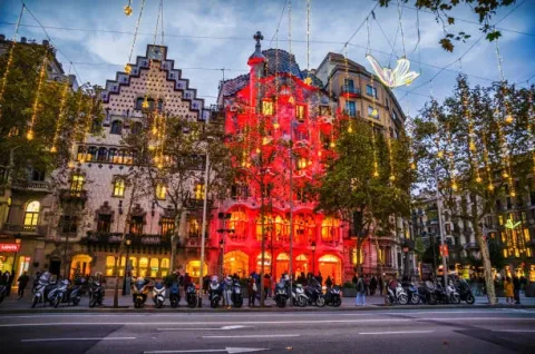 Tirane, oferte City-tour | Vizita qytetesh 𝗞𝗿𝗶𝘀𝗵𝘁𝗹𝗶𝗻𝗱𝗷𝗲 𝗻𝗲 𝗕𝗮𝗿𝗰𝗲𝗹𝗼𝗻𝗲 𝗺𝗲 𝗮𝘃𝗶𝗼𝗻 𝗱𝗵𝗲 𝗴𝘂𝗶𝗱𝗲
