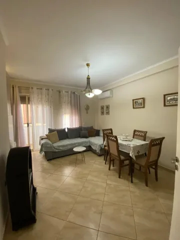Tirane, jepet me qera Apartament 1+1, Mobiluar,Kati 4, Çmimi 550 Euro, Pranë Pediatrisë, Tiranë.