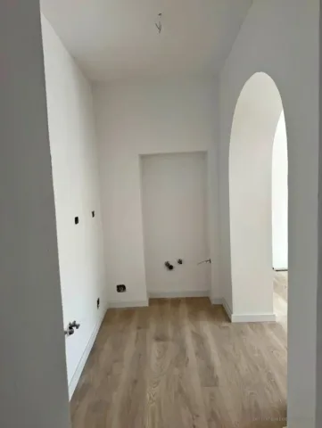 [BZ21046] Tirane, jepet me qera zyre Kati 1, 95 m² 760 €