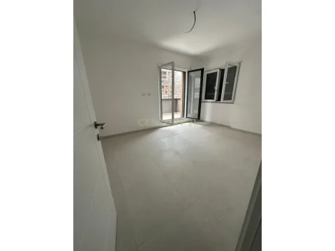 Bulevardi Ri jepet me qera 2+1 plus ballkon 450 (leke)