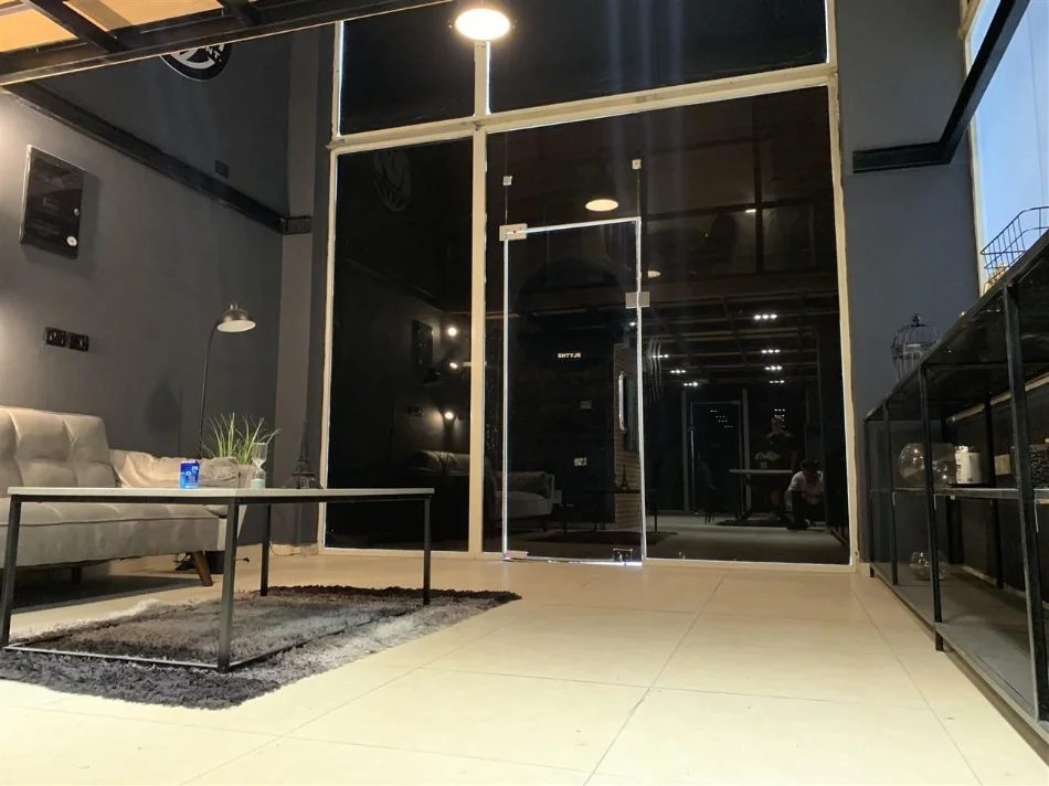 Tirane, jepet me qera zyre Kati 0, 92 m² 600 € (21 DHJETORI)