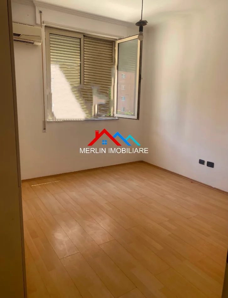 Tirane, jepet me qera zyre Kati 8, 92 m² 700 € (BULEVARDI ZHAN DARK)
